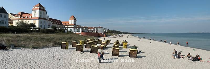 27. 9. 2009. Mecklenburg-Vorpommern. Insel Rügen. Binz.  Strand. Strandkorb. Strandkörbe. Sandstrand. Urlaub. Sonnen. Ostsee. Meer. Küste. Kurhaus.
